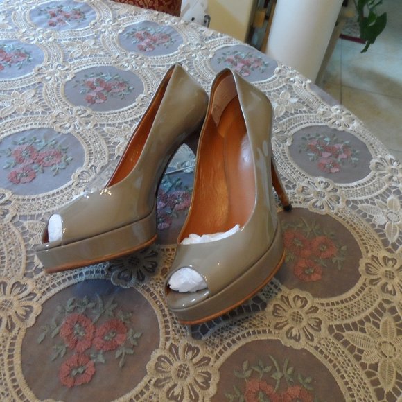 Gucci Taupe Patent Leather Peep Toe Pump Heels Size 37B-US 7 - Picture 1 of 14